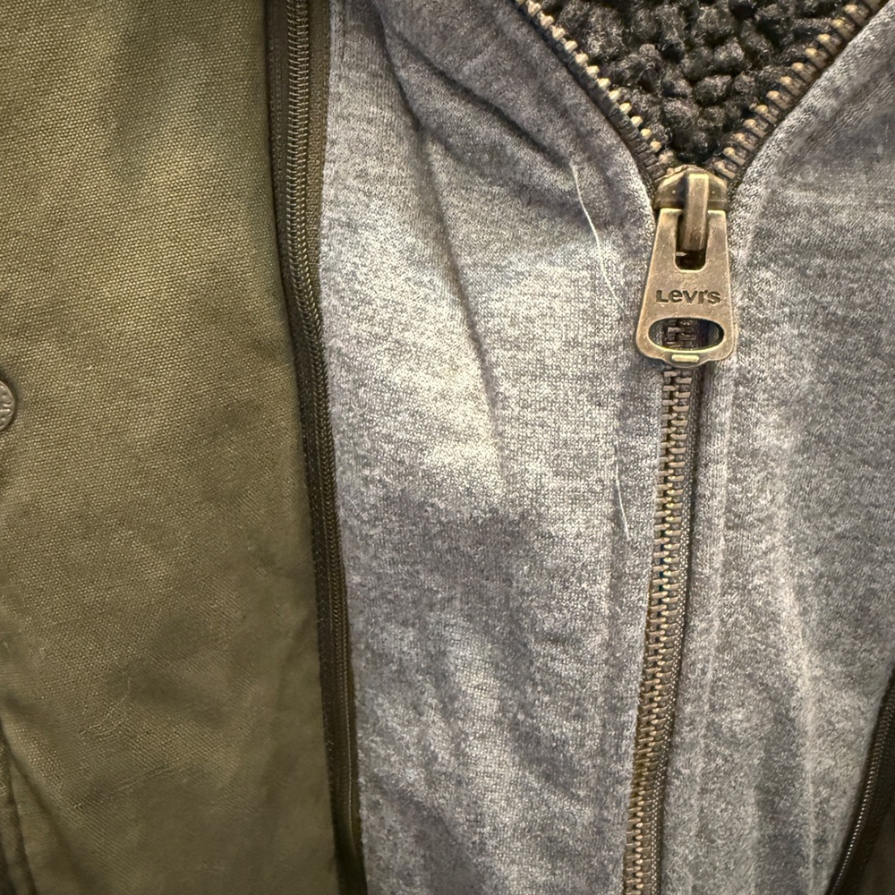Vintage Levi's green trucker jacket with grey hood and fleece lining - Picture 10 of 10